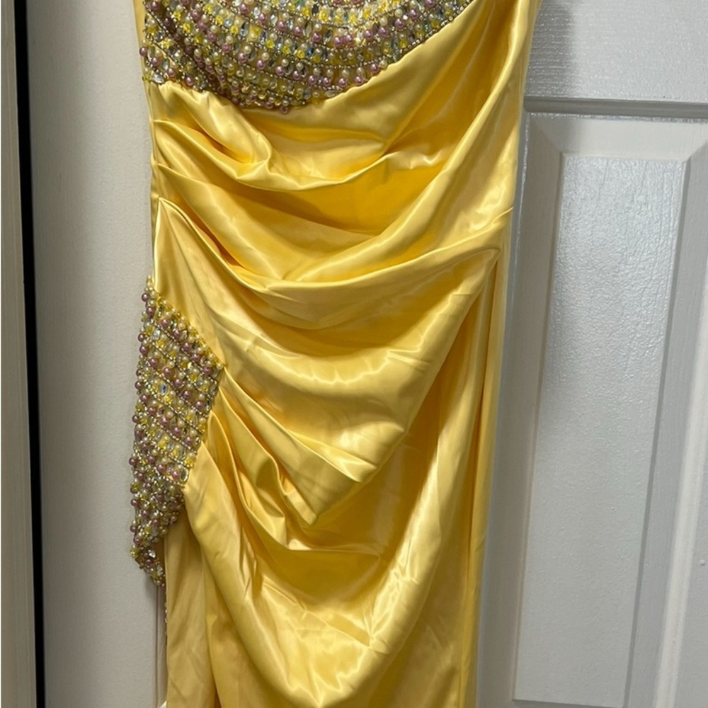 Elegant Yellow Maxi Dress with Beaded Detail